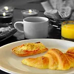 Maison Du La Metro Bed & Breakfast 3*