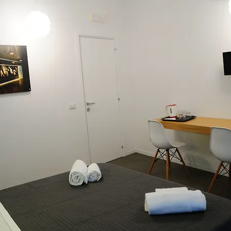 Alojamento de Acomodação e Pequeno-almoço Maison Du La Metro 3*